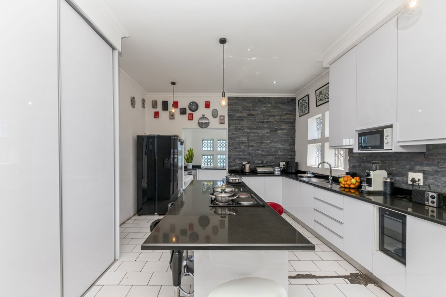 6 Bedroom Property for Sale in Walmer Estate Western Cape